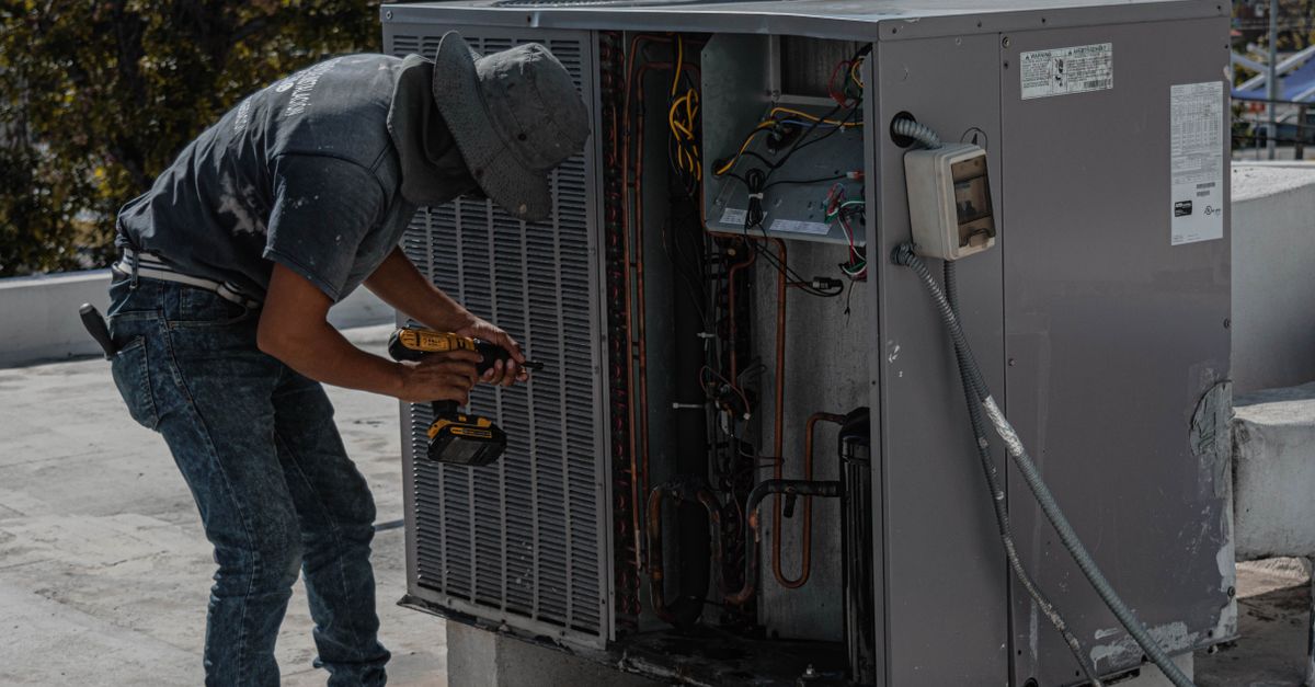 Técnico de climatización instalando aire acondicionado