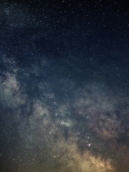 用垂直镜头拍摄的银河系，在清澈的星空下呈现出令人惊叹的景象