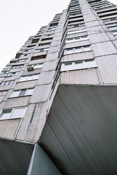 低角度视角下，城市环境中现代高层建筑采用几何面板的立面