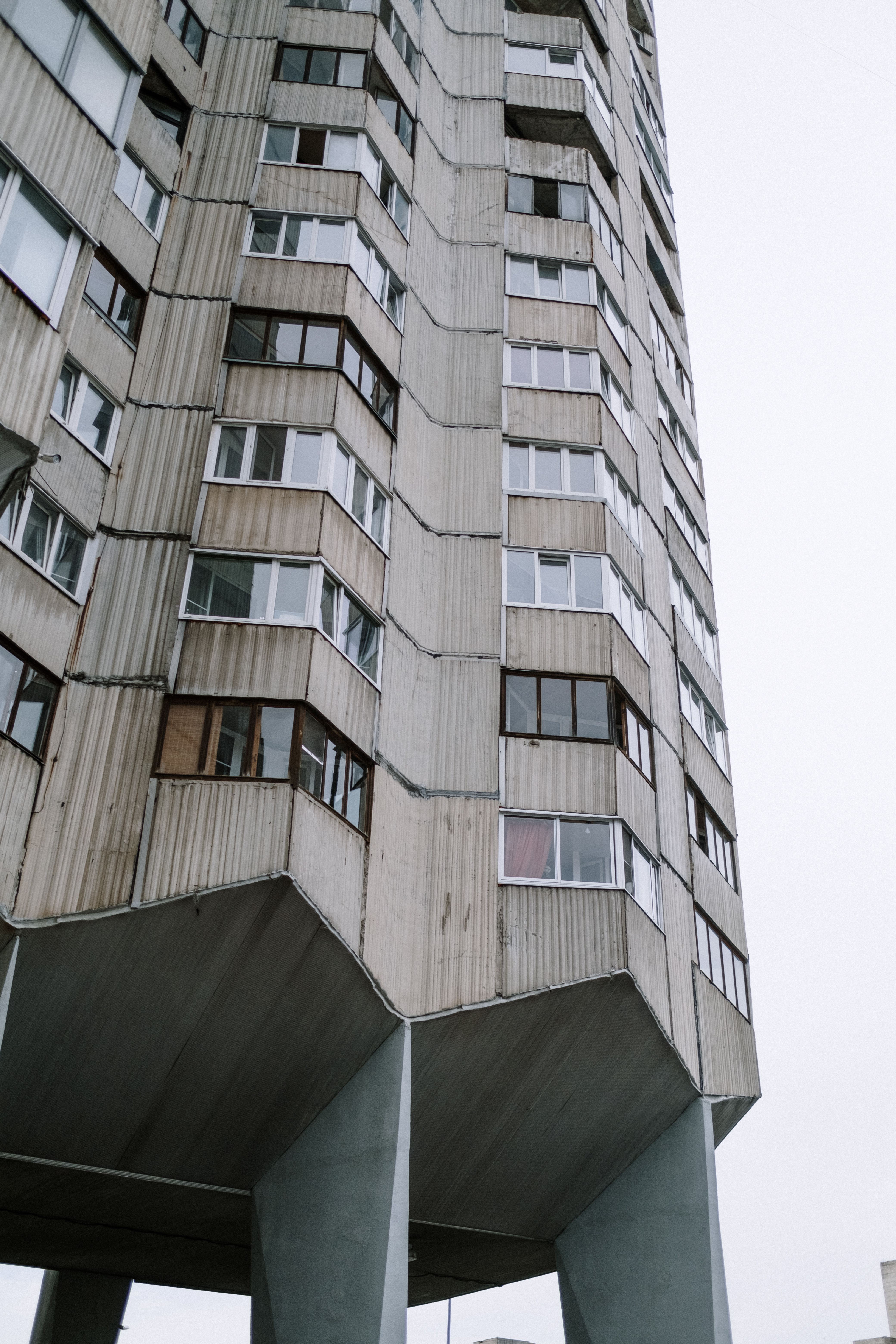 现代住宅建筑拥有独特的结构支撑和多个窗户