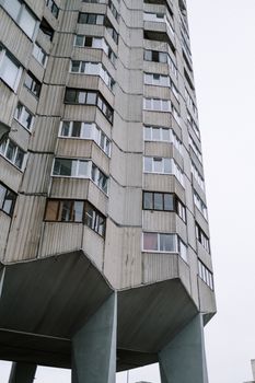 现代住宅建筑拥有独特的结构支撑和多个窗户