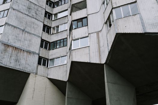 野兽派建筑的特写视图，展现了其几何形状与混凝土纹理