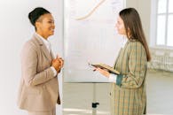 在现代办公环境中，女商人通过白板讨论策略