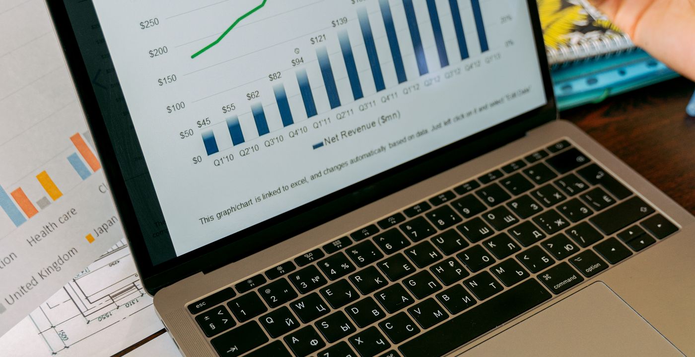 Laptop met dashboard en grafieken als illustratie bij het linkbuildingonderzoek