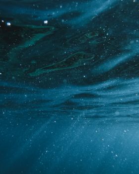 迷人的水下海洋深度与光粒子共同营造出神奇的气氛