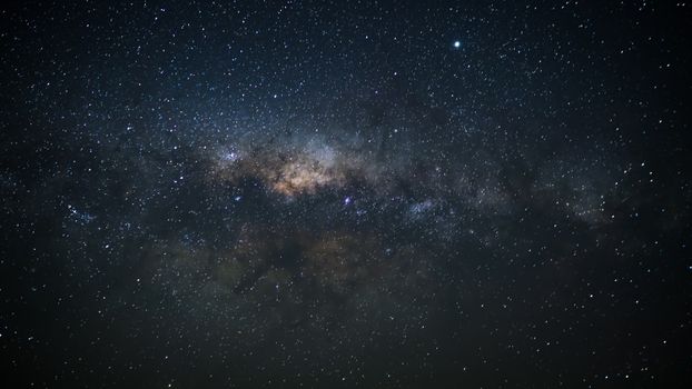 在新西兰奥克兰，可以看见银河系高悬于夜空，星空景色壮丽