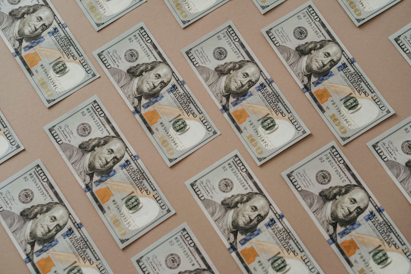 Döviz kurlarını temsil eden dolar banknotları görseli