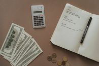 平躺与计算器、笔记本和美元是理想的金融概念