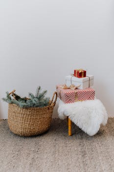 圣诞节的节日场景中，凳子上的礼物和一篮绿植营造出舒适的氛围