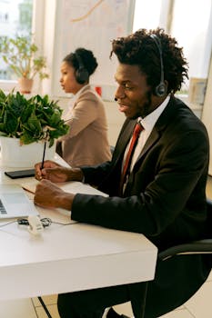 在现代办公环境中工作的专业呼叫中心代理