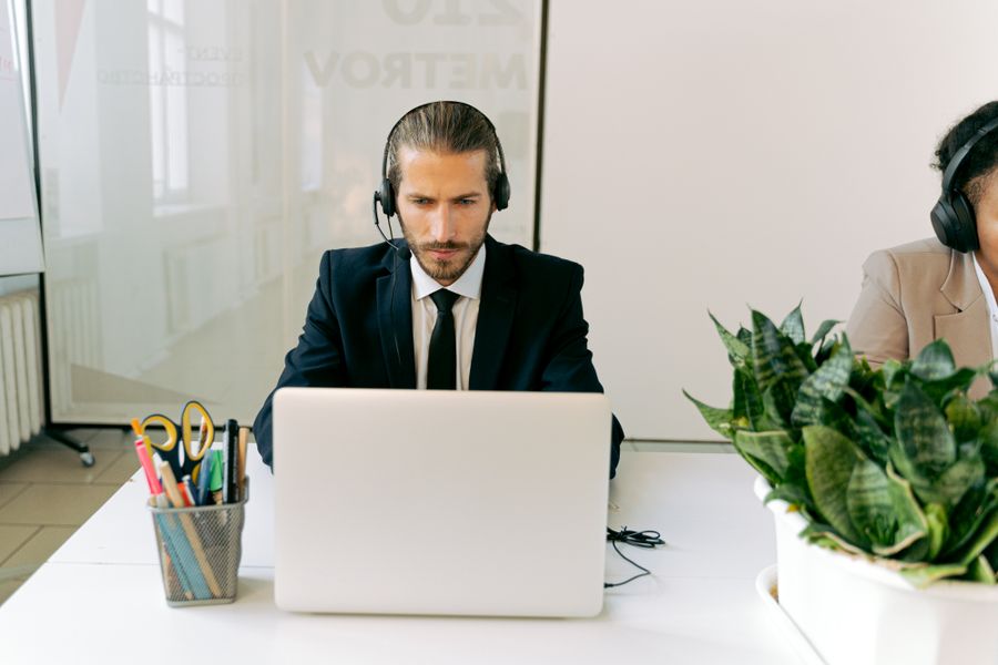 Responsable commercial animant une réunion d'équipe
