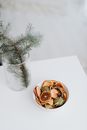一碗优雅的干果与松枝，是完美的节日装饰