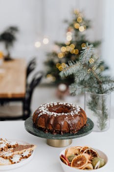 美味的巧克力蛋糕和节日装饰，构成了完美的节日庆祝活动