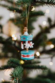 圣诞树树枝上悬挂的彩色旋转木马装饰品特写