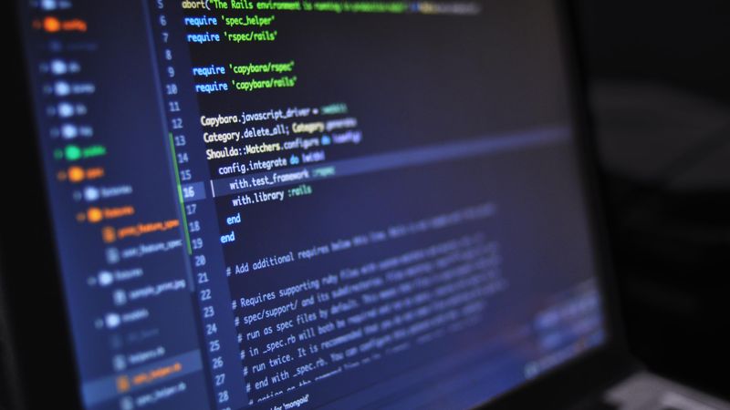 Bilgisayar ekranında programlama kodu - yazılım geliştirme
