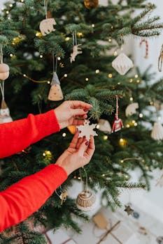 用雪花装饰品装点圣诞树，营造节日氛围