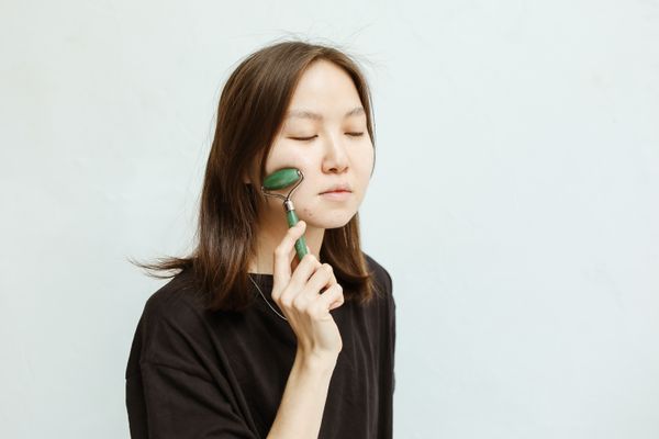 Massagem facial com técnica de drenagem