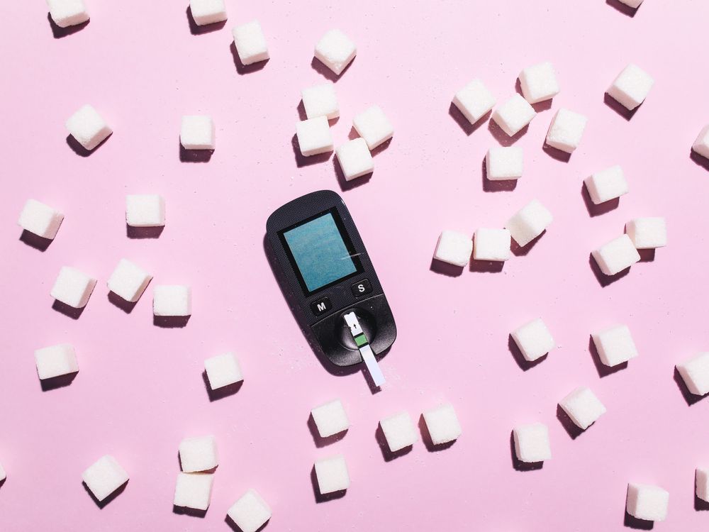 Blood glucose meter with sugar cubes