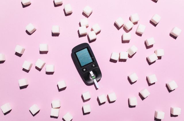 Blood glucose meter with sugar cubes