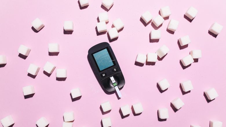 Blood glucose meter with sugar cubes