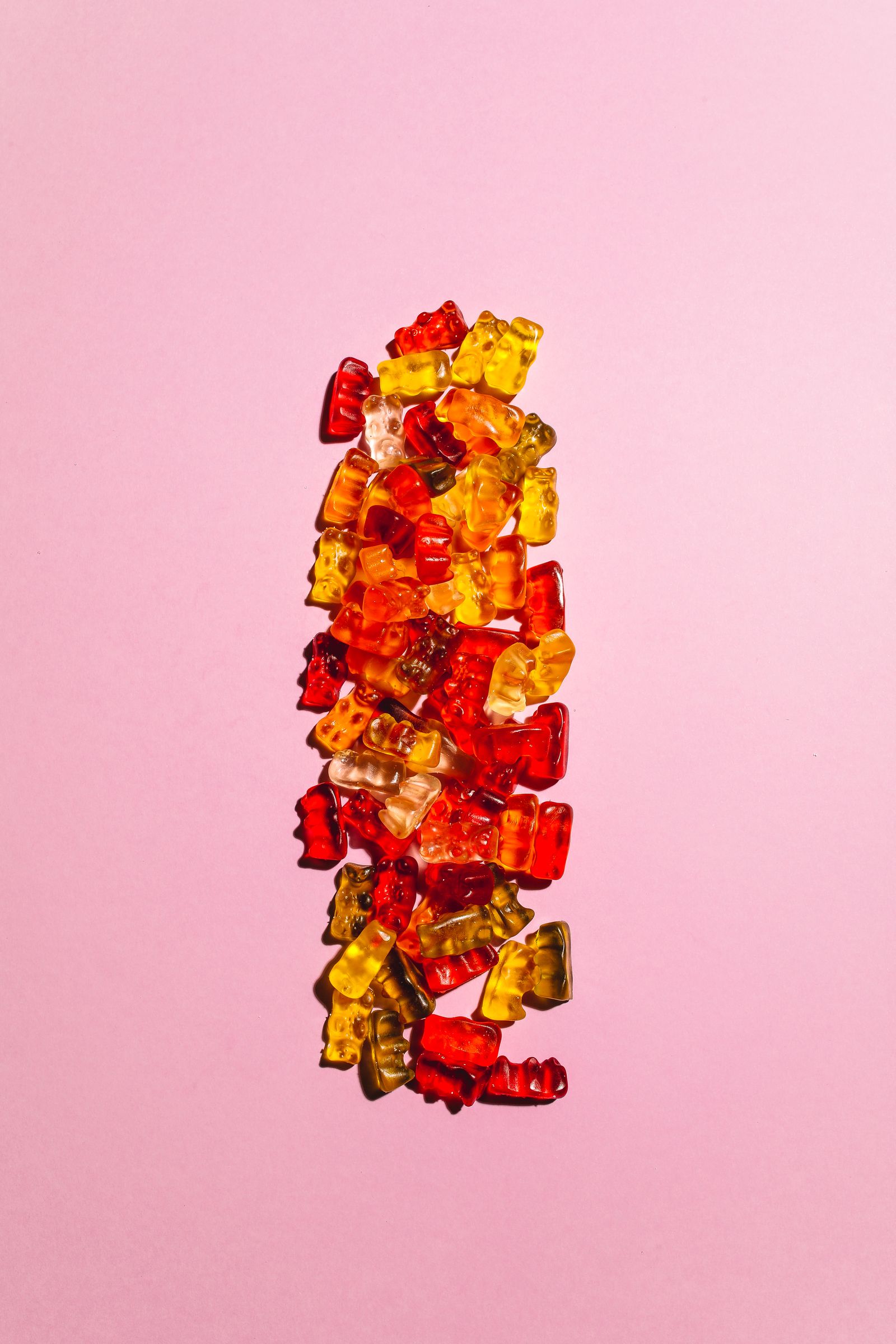 Bunte Fruchtgummis in Bärchenform als Beispiel für selbstgemachte THC Gummibärchen