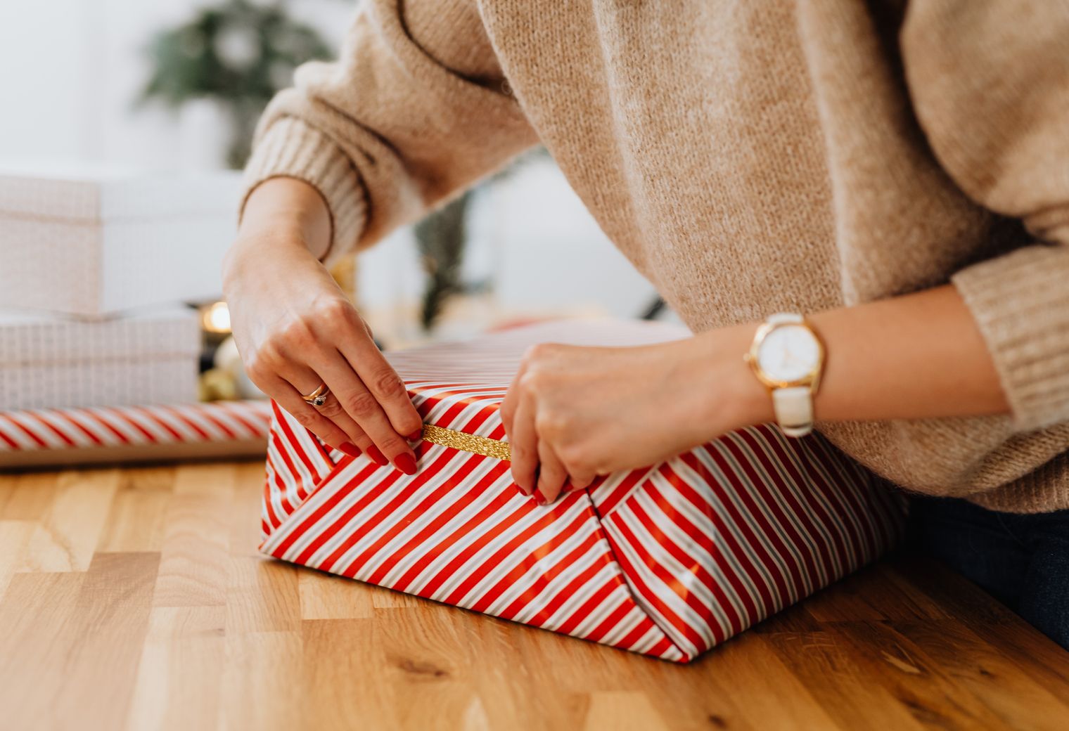Sandwich — professional packers wrapping and boxing belongings
