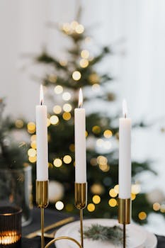 圣诞树前，节日蜡烛散发着温馨的散景光晕，营造出优雅的假期氛围