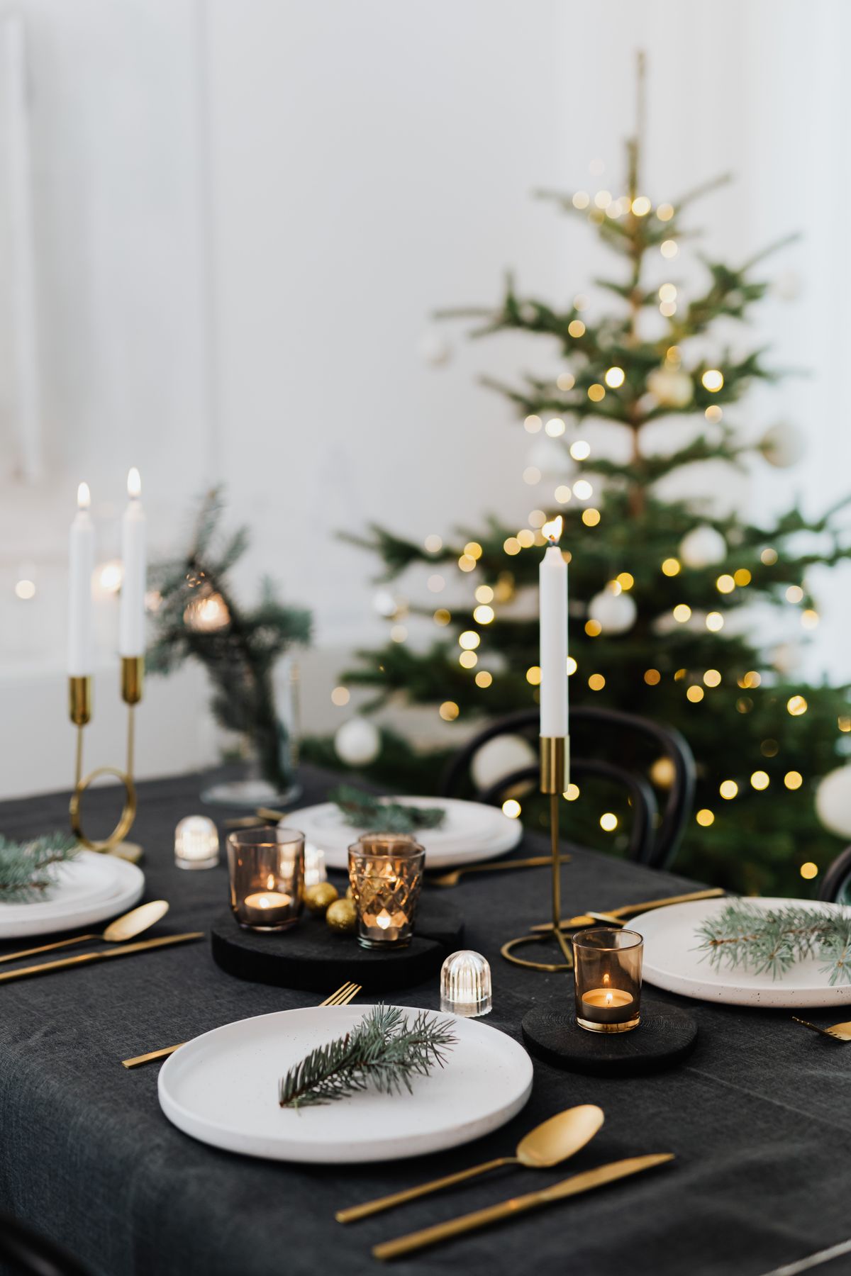 Festive dinner table plates for christmas tablescape ideas