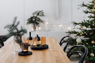 圣诞餐桌装饰舒适优雅，配有蜡烛和节日饰品