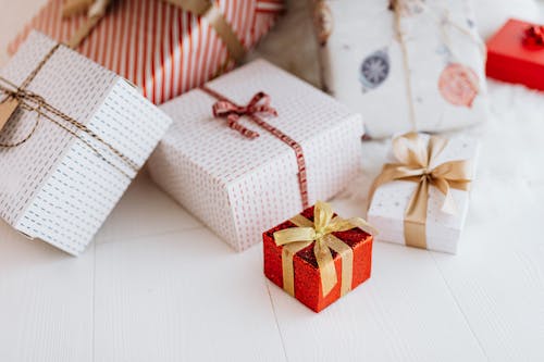 Foto profissional grátis de caixas de presente, decorações de Natal, feriados