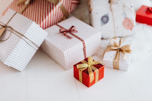 Free A collection of beautifully wrapped gift boxes with festive ribbons, perfect for holiday celebrations. Stock Photo