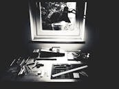 工作台设在窗边，采用单色设计，配备制作工具和设备