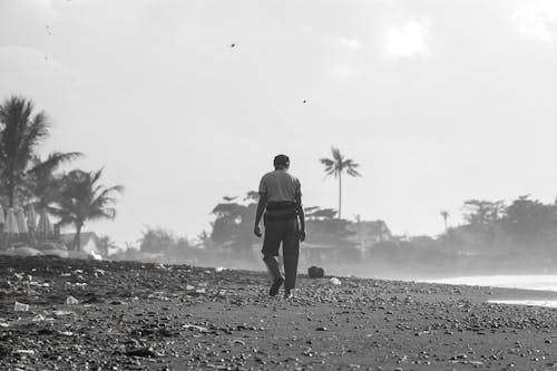 Foto profissional grátis de andando, areia, homem