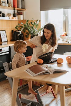 一对快乐的母子在舒适的厨房里烘焙万圣节美食