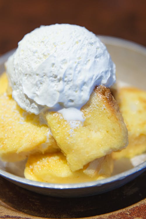 Delicioso Pastel En Rodajas Servido Con Helado De Vainilla