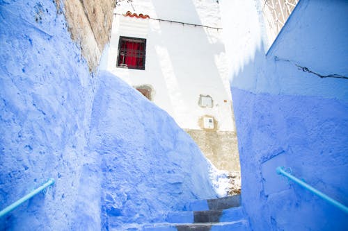 免费 在城市的蓝色障碍中的楼梯 素材图片