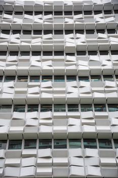 里斯本的建筑外观具有未来感和几何感，展现了现代设计的特色