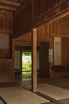 这间舒适、极简的日式传统房间，配有榻榻米垫和木质元素，传递着文化精髓