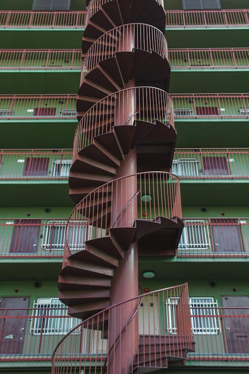 Escalera De Caracol Cerca De Casa Residencial