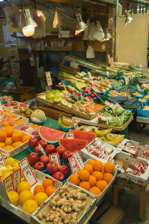 五顏六色的水果和蔬菜放在當地市場的櫃檯上