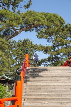 一名男子走在大坂住吉大神社标志性的太鼓桥上