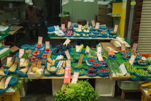 Aneka Sayuran Dalam Keranjang Terletak Di Konter Pasar Jalanan