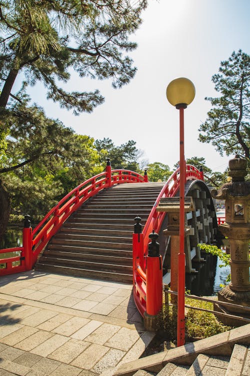 Antiga Ponte De Pedra Com Grade Vermelha Localizada No Parque Oriental