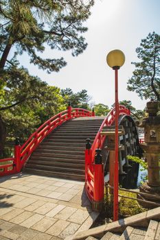 在日本大阪以传统建筑闻名的住吉大社，有一座五颜六色的拱桥