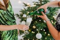 圣诞节庆祝活动期间，香槟倒入玻璃杯的特写镜头