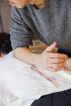 Crop faceless male physiotherapist rubbing back of customer during manual therapy session in salon — photo by Ryutaro Tsukata