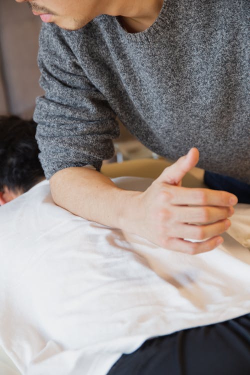 Hombre Haciendo Masaje Al Paciente Acostado En El Sofá