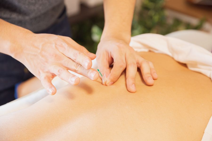 Equipamento de fisioterapia parado em clínica