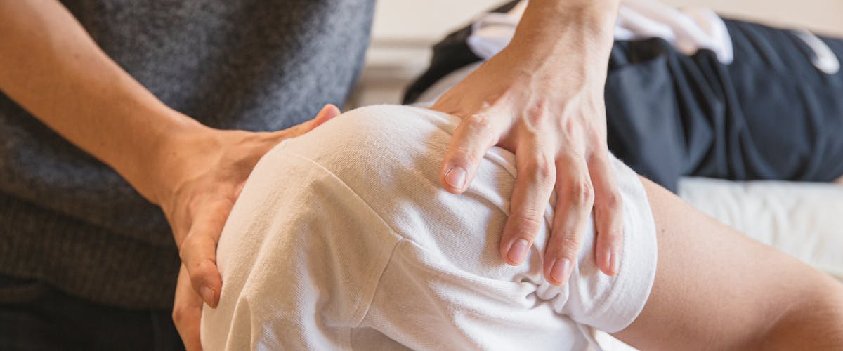 Atleta usando herramientas de recuperación muscular después del entrenamiento