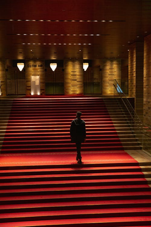 Silhouette Sombre Dans Le Hall Avec Tapis Rouge